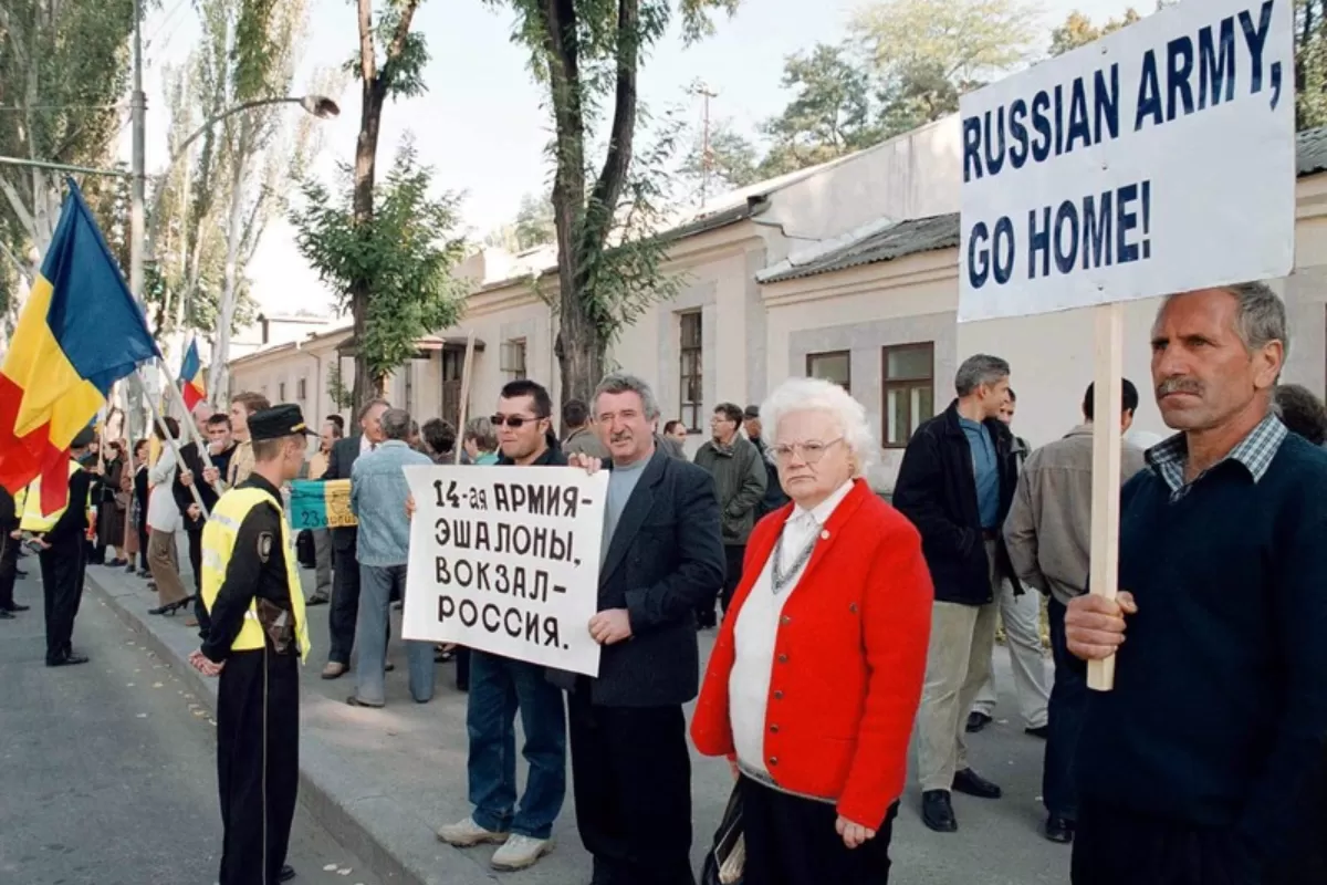 Peste 50 de membri ai Partidului Popular Creștin-Democrat din Moldova protestează în fața Ambasadei Federației Ruse la Chișinău, față de întârzierea retragerii Armatei a 14-a Ruse și a depozitelor de muniție din Transnistria, luni, 29 septembrie 2003.