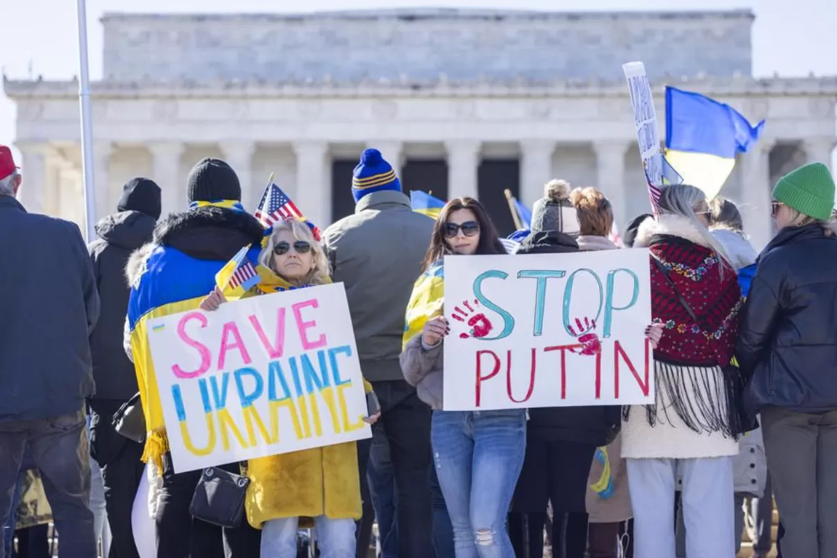 Ucraineni americani organizează o veghe pentru a onora soldații și civilii care au murit în ceea ce ei au numit „războiul rusesc de opt ani în curs de desfășurare în estul Ucrainei” în fața Memorialului Lincoln din Washington, DC, SUA, 20 februarie 2022.