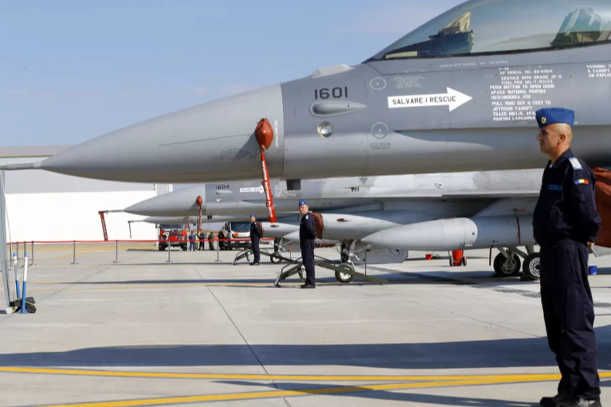 Piloți militari români stau lângă avioanele lor de luptă F-16 Fighting Falcon expuse pe pista bazei 86 a Forțelor Aeriene Române, în Borcea, la 158 km sud-est de București, România, 07 octombrie 2016.