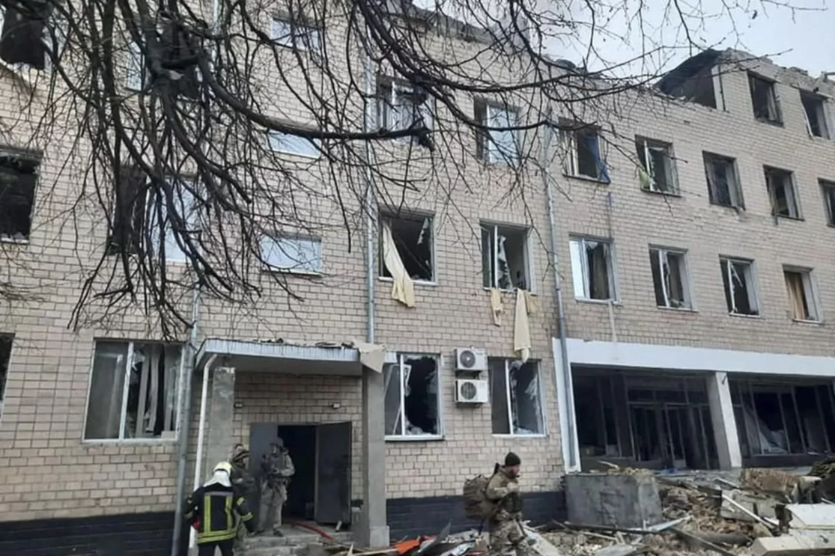 O fotografie pusă la dispoziție de serviciul de presă al Ministerului de Interne ucrainean arată consecințele unei explozii în incinta clădirii unei unități militare din Kiev, Ucraina, 24 februarie 2022.