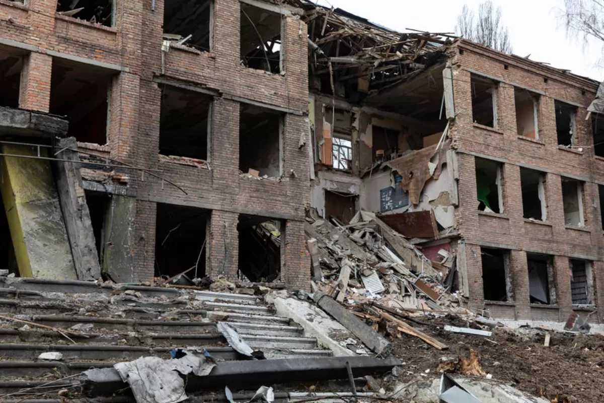Clădirea unui liceu, distrusă complet după ce o rachetă rusă a lovit micul oraș Vasylkiv, nu departe de Kiev, Ucraina, 7 martie 2022. 