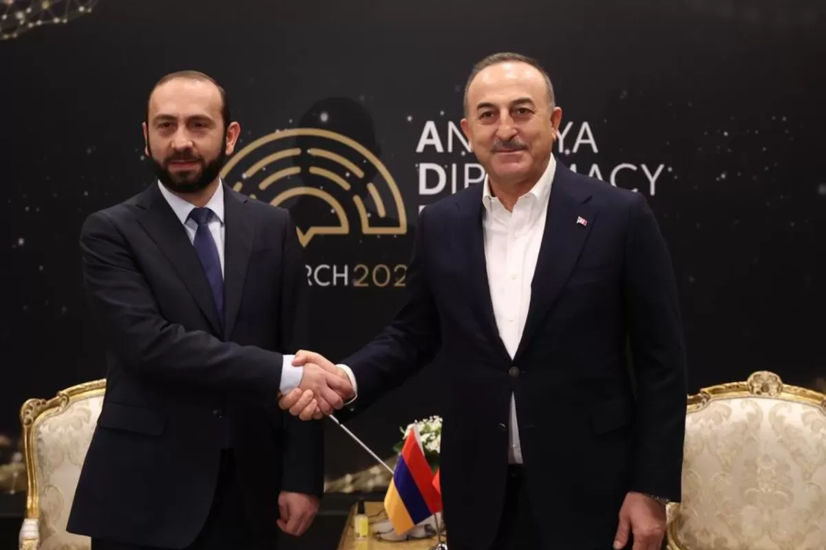 Ministrul turc de Externe Mevlut Cavusoglu (dr) îi strânge mâna omologului săi armean Ararat Mirzoyan (st) în timpul Forumului Diplomației Antalya din Antalya, Turcia, 12 martie 2022.