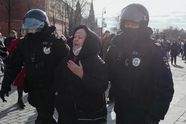 RĂZBOI ÎN UCRAINA: Peste 800 de oameni care manifestau duminică împotriva operațiunii militare ruse din Ucraina au fost arestate în 37 de orașe din Rusia