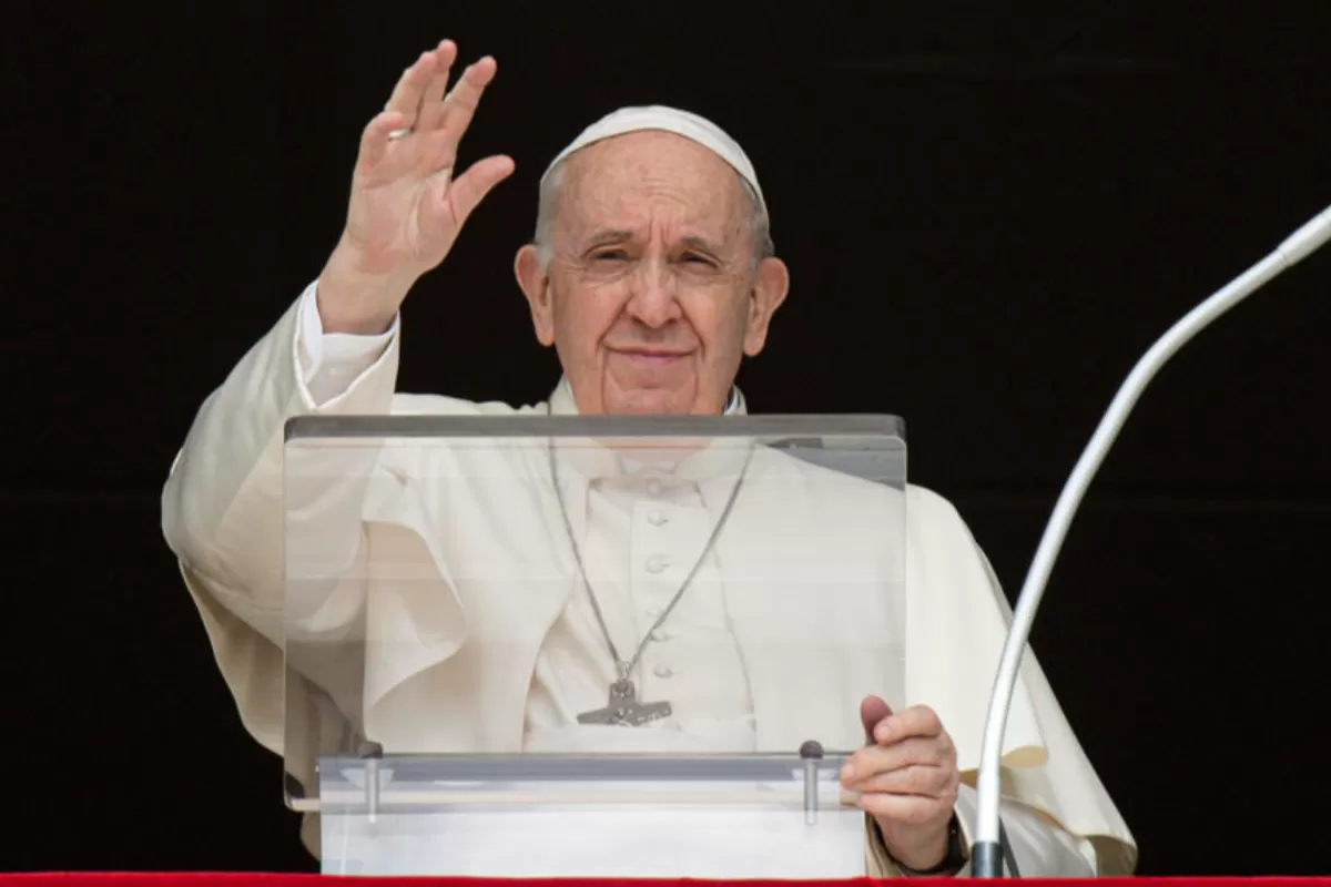 O fotografie furnizată de Vatican Media îl arată pe Papa Francisc celebrând rugăciunea Angelus de duminică, de la fereastra biroului său cu vedere la Piața Sfântul Petru din Vatican, 27 martie 2022.