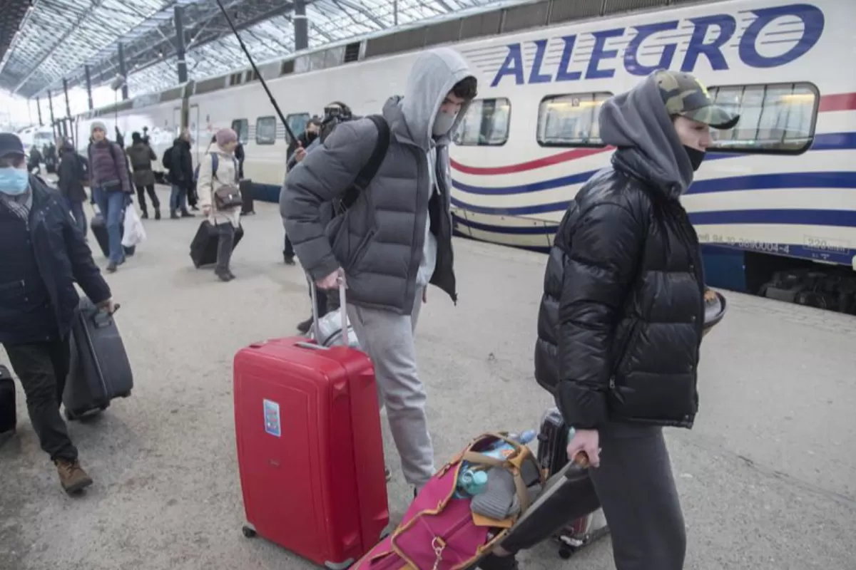 Pasagerii sosesc cu trenul Allegro din Sankt Petersburg către Helsinki, Finlanda, 09 martie 2022.