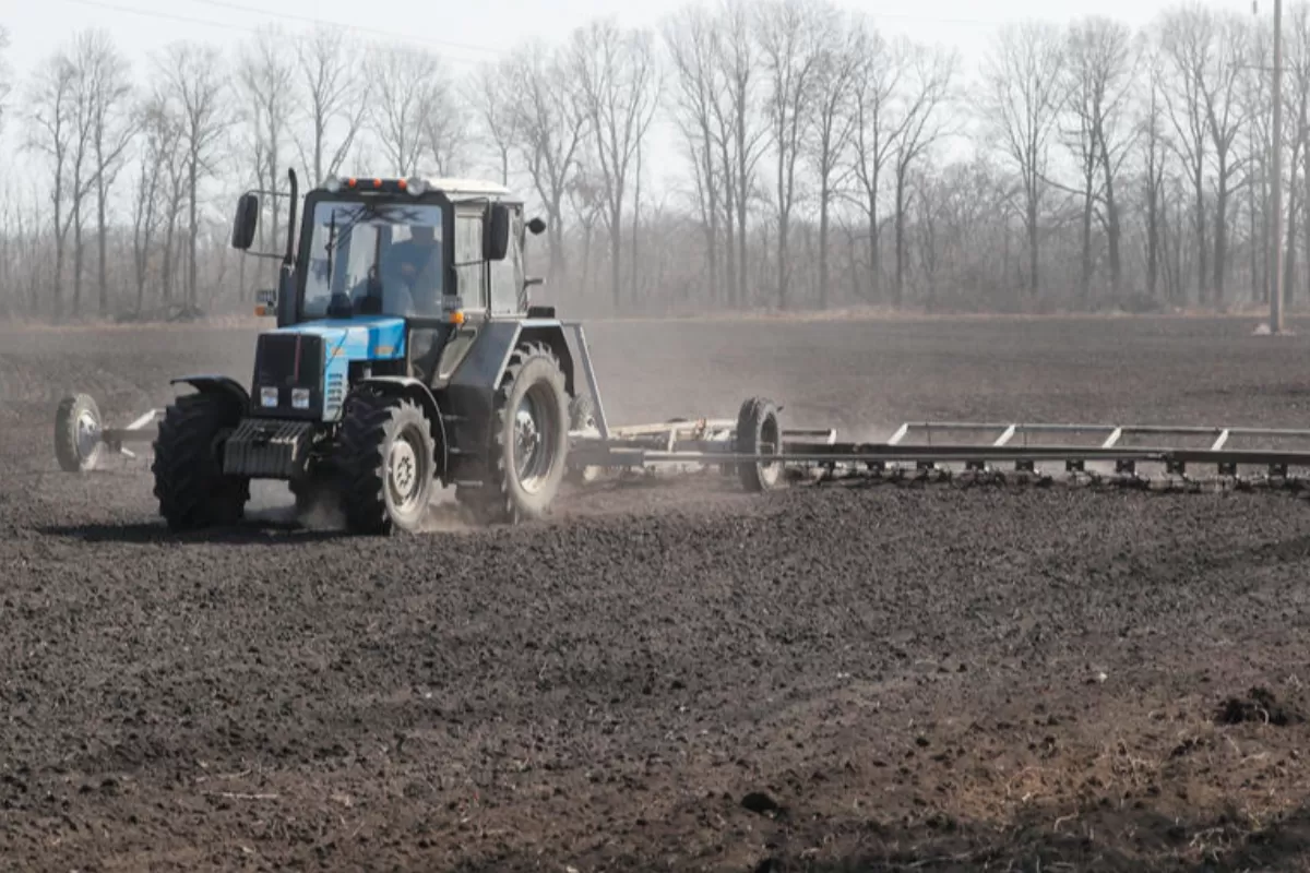 Fermierii ară solul înainte de campania de semănat, nu departe de Kiev, Ucraina, 25 martie 2022.