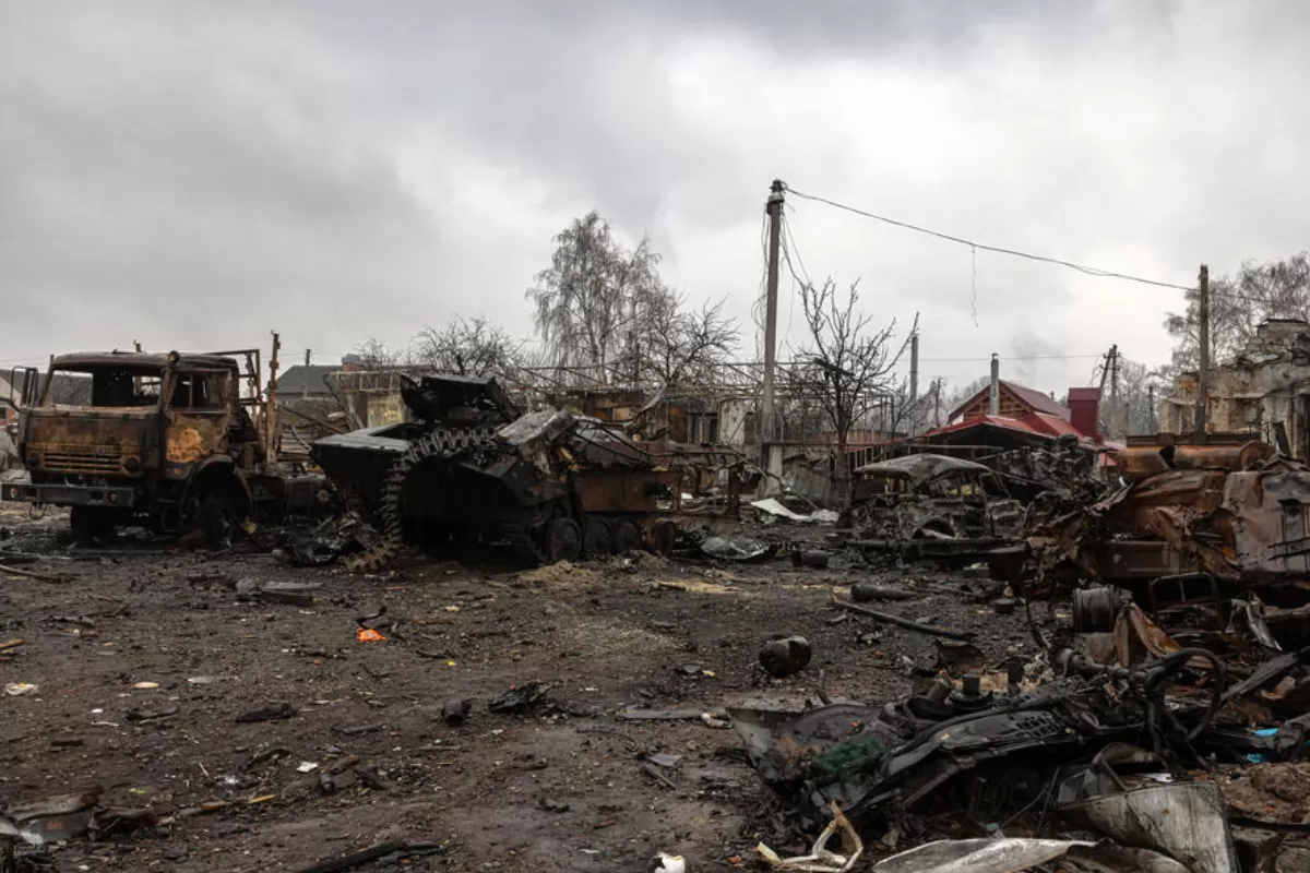 Vehicule militare rusești distruse, lângă gara unde erau staționate forțele ruse, în orașul Trostyanets, recucerit de armata ucraineană, în regiunea Sumî, Ucraina, 30 martie 2022.
