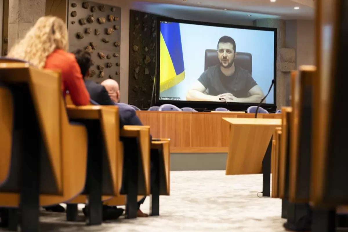 Ukrainian President Zelensky addresses Dutch parliaments