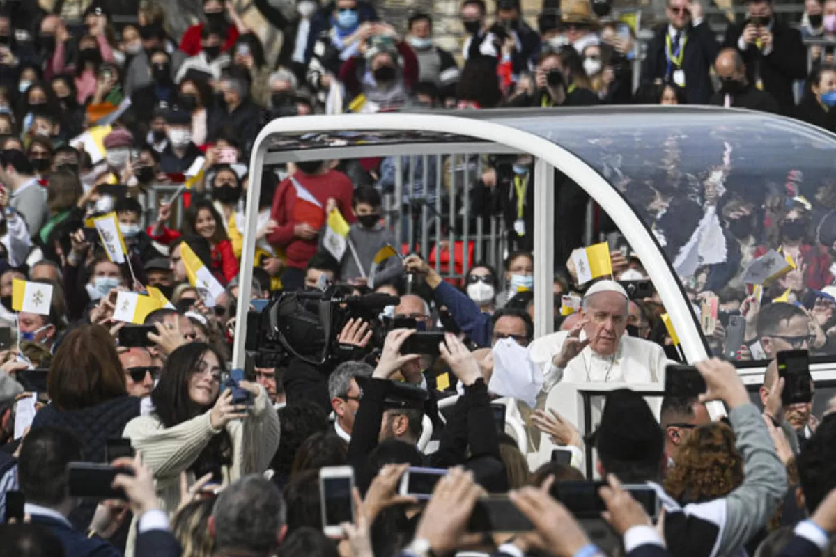 Papa Francisc îi binecuvântează pe credincioși când sosește cu papamobilul pentru a celebra slujba în fața bisericii Sf. Publius din Piazzale dei Granai din Floriana, Malta, 03 aprilie 2022.