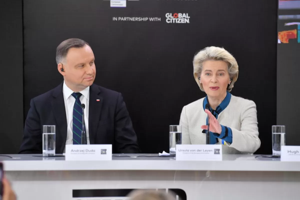 Președintele Comisiei Europene Ursula von der Leyen (d) și președintele polonez Andrzej Duda (st) în timpul evenimentului „Stand up for Ukraine” de la Varșovia, Polonia, 09 aprilie 2022.