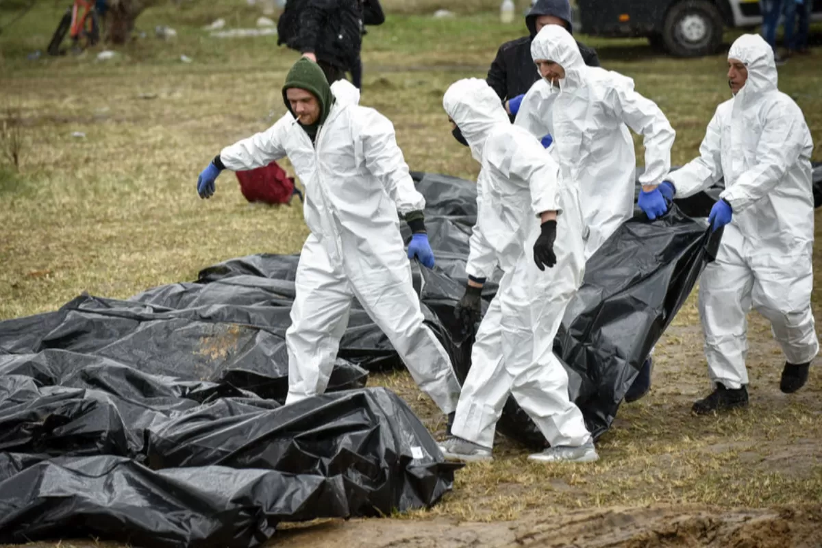 Polițiștii criminaliști exhumează cadavre dintr-o groapă comună descoperită în Bucea, la periferia orașului Kiev, Ucraina, 08 aprilie 2022.