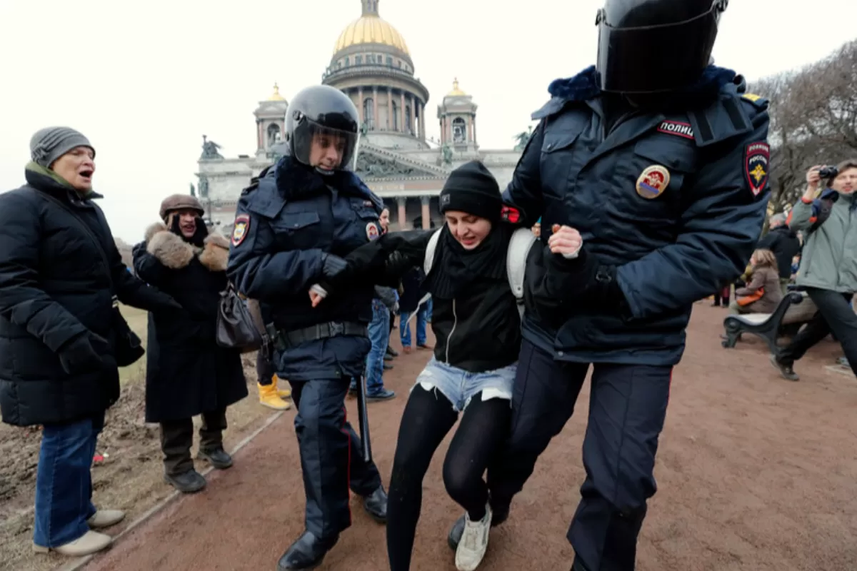 Poliția reține un protestatar  împotriva acțiunilor militare rusești în Crimeea și a evoluțiilor relațiilor ruso-ucrainene în timpul unui miting neautorizat din Sankt Petersburg, Rusia, 2 martie 2014.