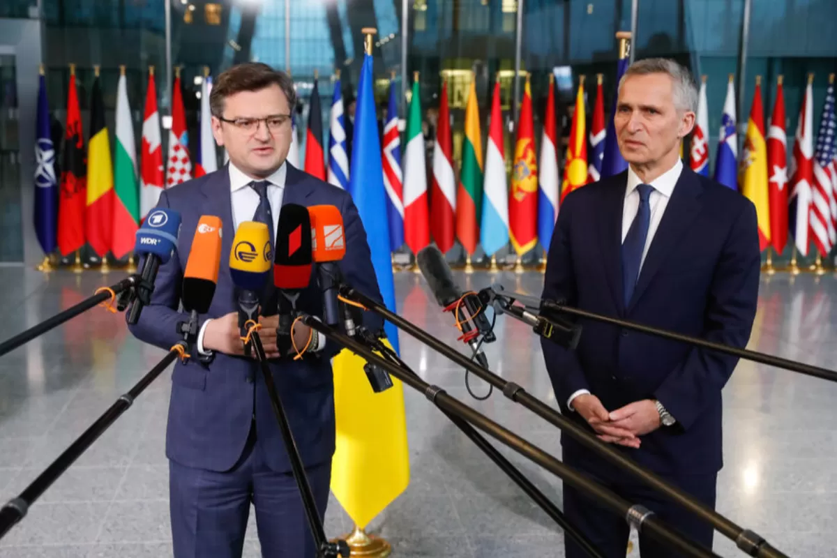 Ministrul de Externe al Ucrainei Dmytro Kuleba și secretarul general al NATO Jens Stoltenberg susțin o conferință de presă la începutul reuniunii miniștrilor de externe ai NATO la sediul NATO din Bruxelles, Belgia, 7 aprilie 2022.