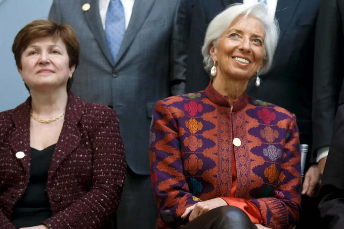 Directorul general al FMI Christine Lagarde și CEO-ul Băncii Mondiale Kristalina Georgieva participă la fotografia de familie a G20 la sediul FMI din Washington, DC, SUA, 20 aprilie 2018 (reeditat la 3 august 2019).