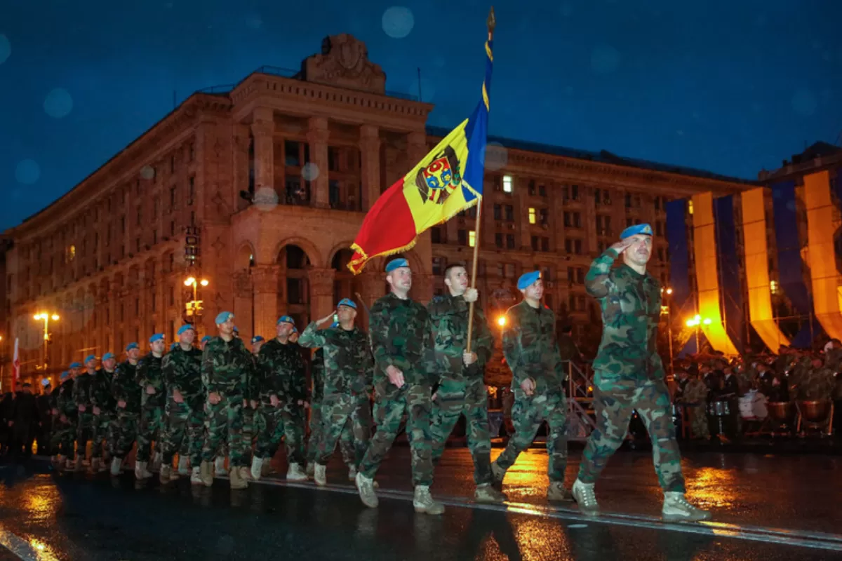 Militari moldoveni defilează în timpul unei repetiții a paradei militare în centrul orașului Kiev, Ucraina, 22 august 2017.