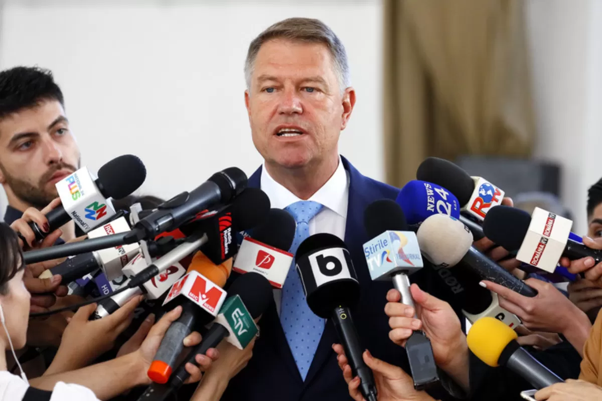 Președintele României, Klaus Iohannis, face o declarație de presă după ce a votat la secția de votare „Jean Monet” în timpul alegerilor europene, la București, România, 26 mai 2019.