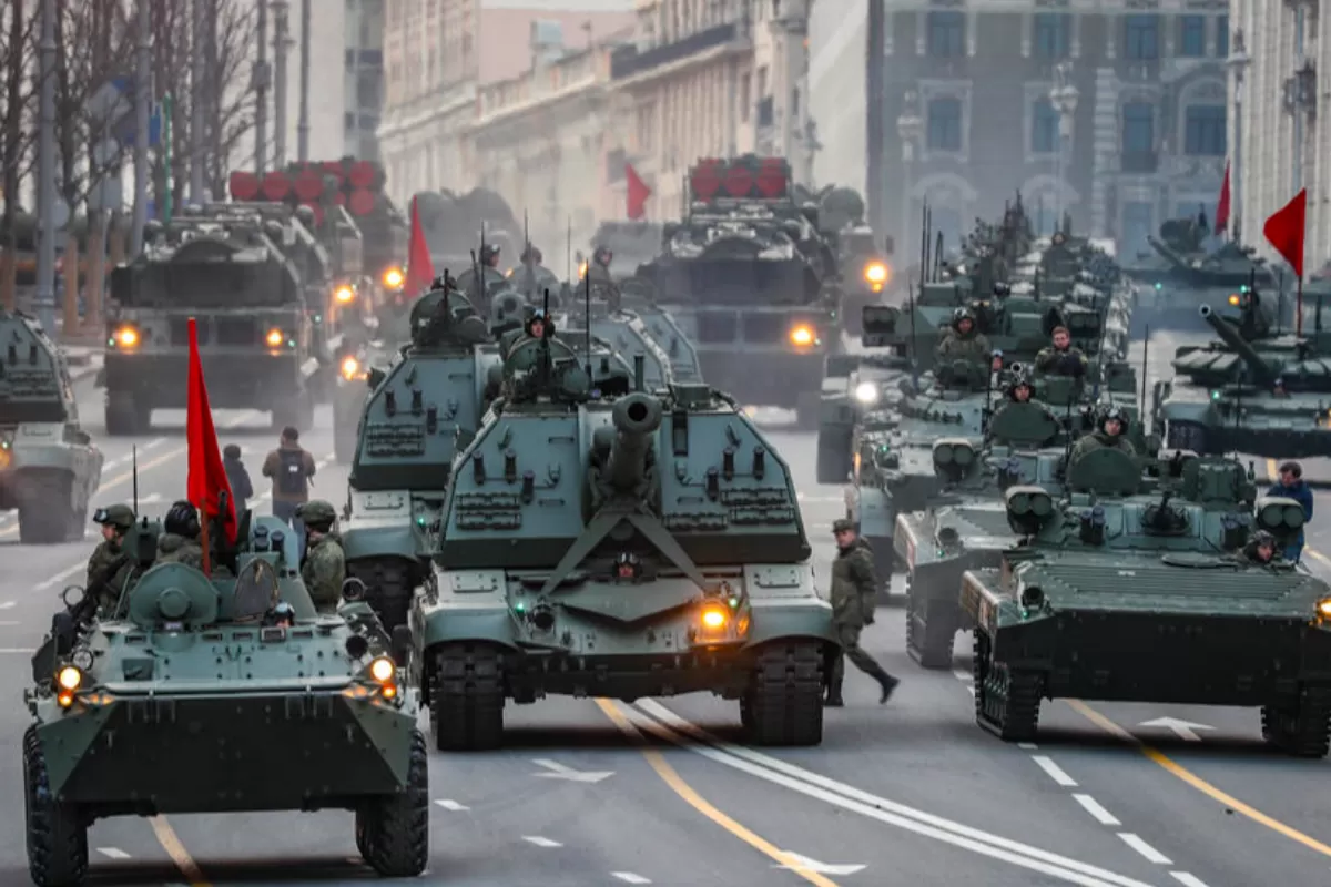 Armament greu rusesc pe strada Tverskaia în timpul repetiției pentru parada de Ziua Victoriei de la Moscova, Rusia, 28 aprilie 2022.