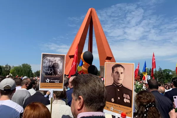 ФОТОРЕПОРТАЖ: Как смотрелся парад Победы в Кишиневе: между советской ностальгией и поблекшей славой позднего СССР