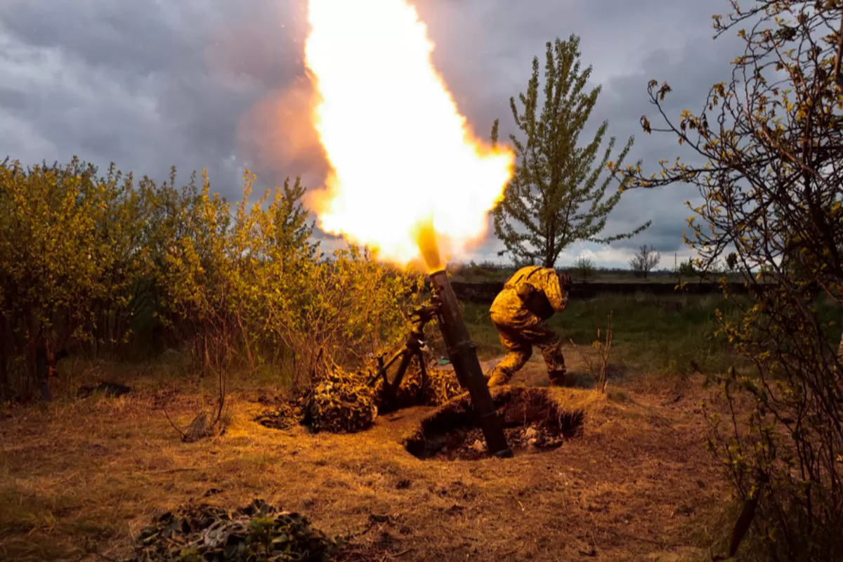 Militari ucraineni trag cu mortierul din poziția lor de lângă Harkov, Ucraina, 09 mai 2022.