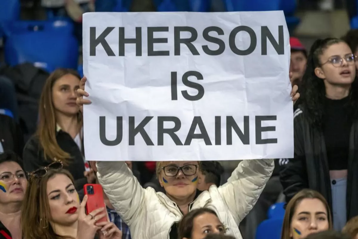 O femeie ține un poster cu inscripția Kherson Is Ukraine în timpul meciului de fotbal caritabil Match for Peace dintre FC Basel 1893 din Elveția și FK Dynamo Kiev din Ucraina, pe stadionul St. Jakob-Park din Basel, Elveția, 04 mai 2022.