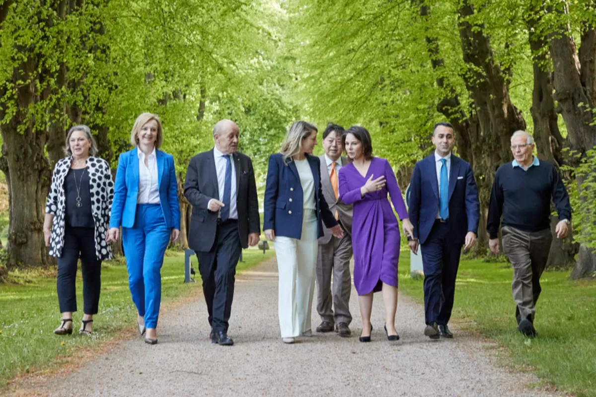 Participanții la summitul G7 (de la stânga la dreapta) – Victoria Nuland, subsecretarul de stat pentru Afaceri Politice al SUA, Elizabeth Truss, ministrul de Externe al Marii Britanii, Jean-Yves Le Drian, ministrul de Externe al Franței, Melanie Joly, ministrul de Externe al Canadei, Yoshimasa Hayashi, ministrul de Externe al Japoniei, Annalena Baerbock, ministrul de Externe al Germaniei, Luigi Di Maio, ministrul de Externe al Italiei, și Josep Borrell, Înaltul Reprezentant al Uniunii Europene pentru Afaceri Externe și Politica de Securitate – se plimbă la Weissenhaus Grand Village Resort în Wangels, Germania, 12 mai 2022.