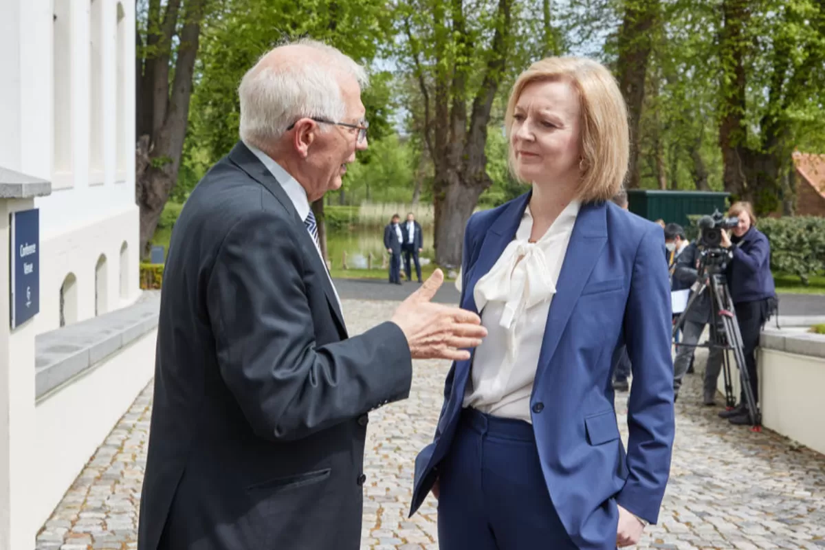 Înaltul Reprezentant al Uniunii pentru Afaceri Externe și Politică de Securitate Josep Borrell (S) cu ministrul britanic de Externe Liz Truss (D), în timpul unei sesiuni foto de grup pentru Summitul miniștrilor de externe G7 de la Wangels, Germania, 13 mai 2022.
