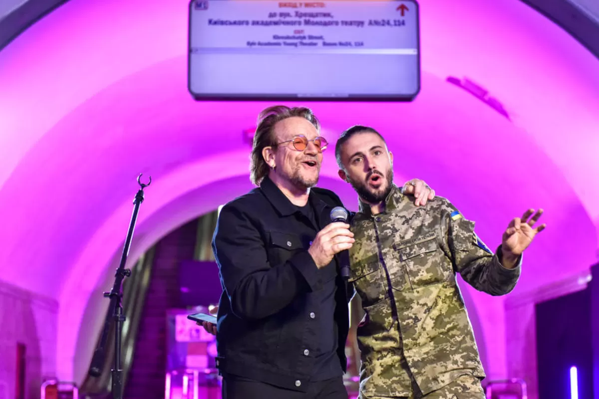 Muzicianul irlandez Bono, liderul trupei U2, cântă cu cântărețul ucrainean Taras Topolya din trupa Antytila, care servește acum în armata ucraineană, în stația de metrou Khreshatyk din Kiev, Ucraina, 08 mai 2022.