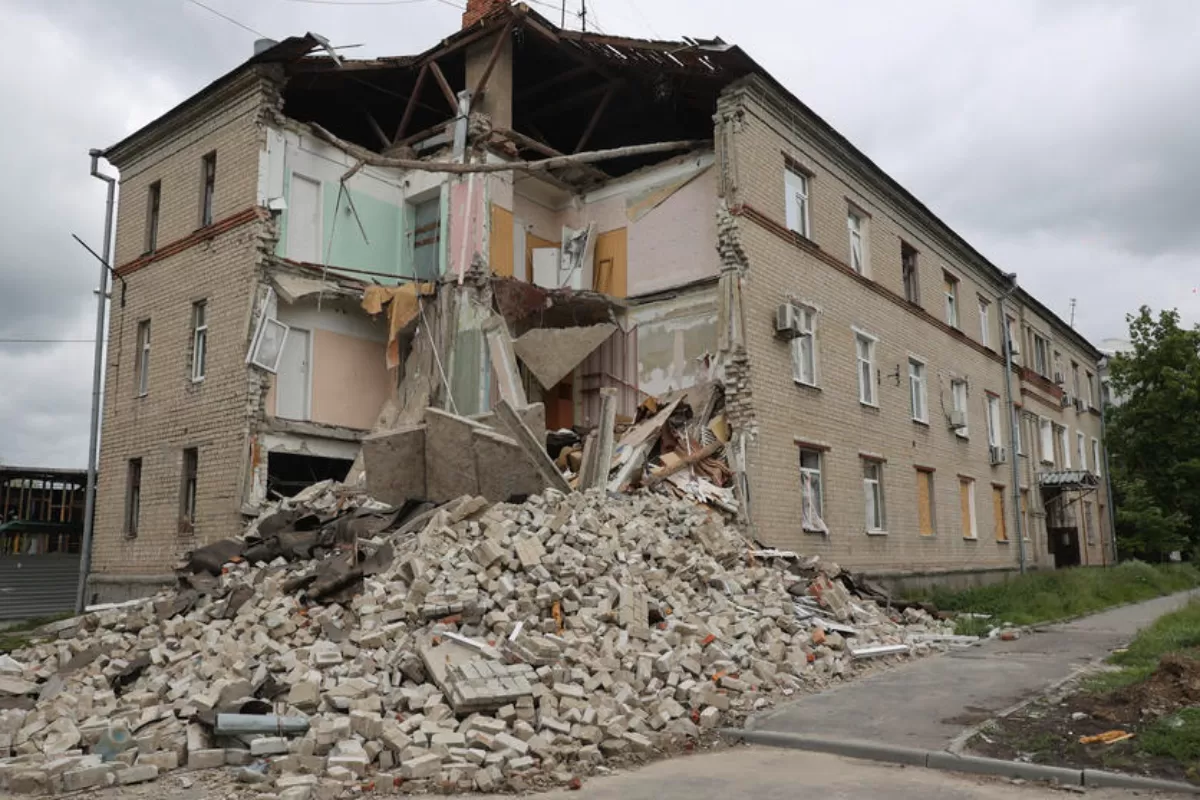 O clădire rezidențială, distrusă prin bombardamente, în așezarea Pyatykhatky la nord de Harkov, Ucraina, 22 mai 2022.