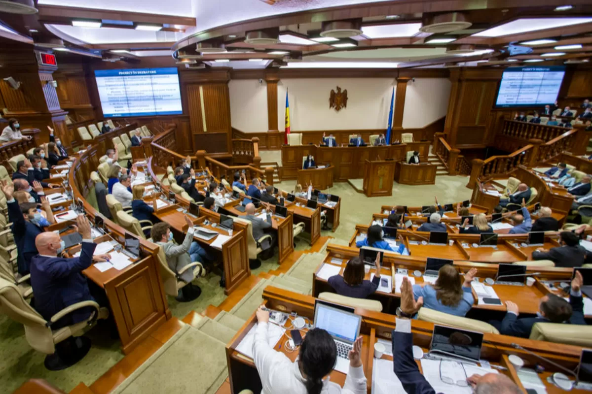 Deputații votează în cadrul unei sesiuni extraordinare, la Chișinău, Republica Moldova, 06 august 2021.