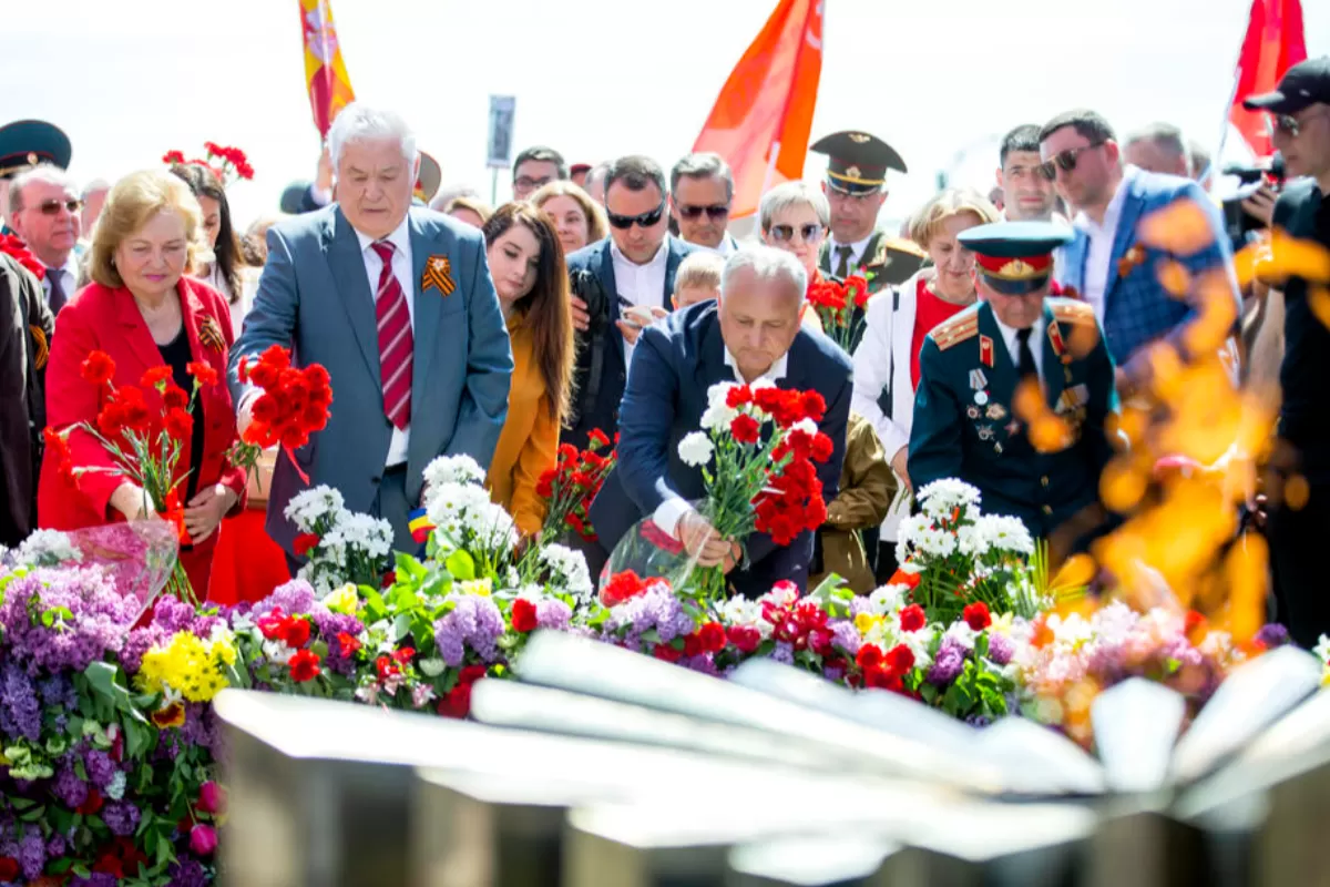 Foștii președinți ai Republicii Moldova, Vladimir Voronin șî și Igor Dodon au depus flori la Flacăra Eternă din Complexul Memorial Eternitatea în timpul sărbătorilor de marcare a 77 de ani de la Ziua Victoriei la Chișinău, Moldova, 09 mai 2022.