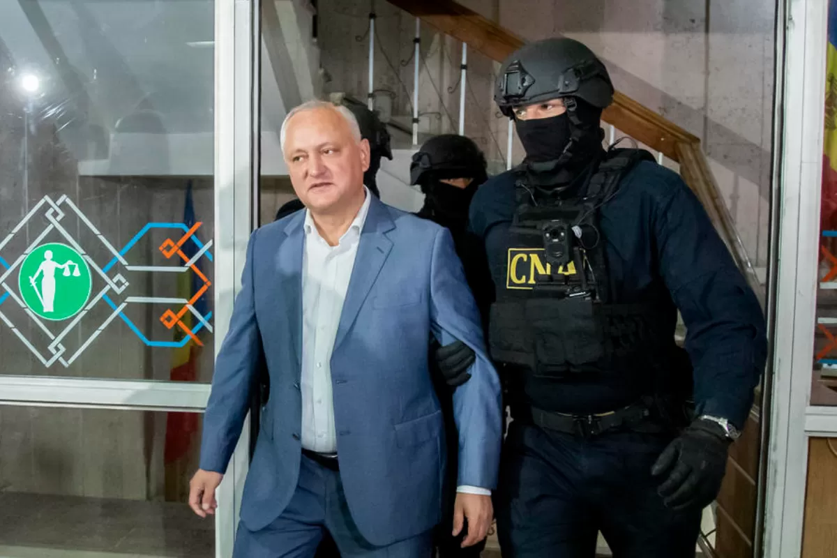 Former President of Moldova Igor Dodon (C) is escorted by law officers during the court hearing process in Chisinau, Moldova, 26 May 2022.