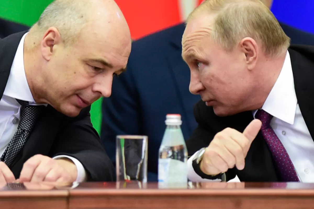 Russian President Vladimir Putin (R) and Russian Finance Minister Anton Siluanov (L) Economic Union (EAEU), in St.Petersburg, Russia, 06 December 2018.