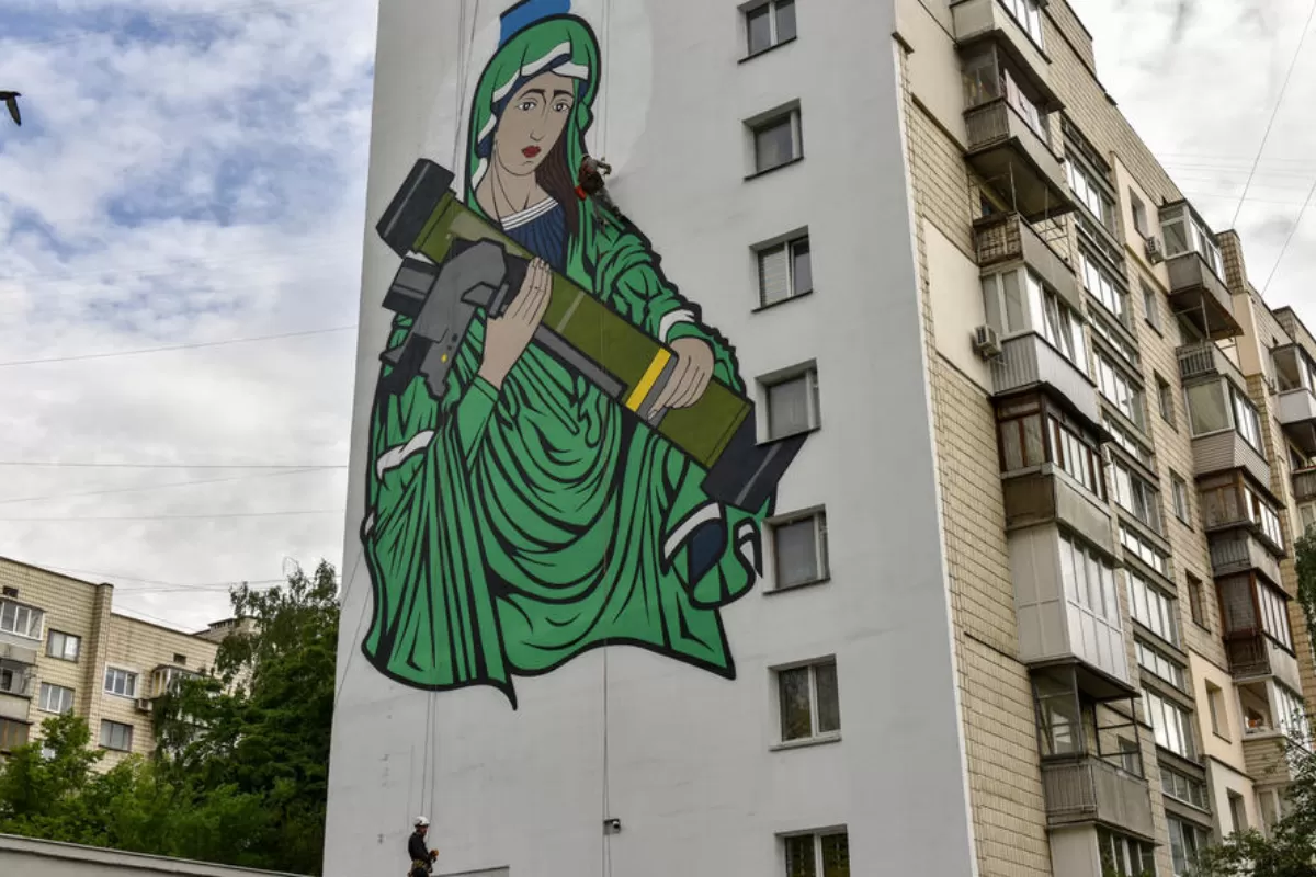 Pictura murală „Sf. Javelina”, care înfățișează o figură simbolică a Maicii Domnului ținând un sistem american de rachete antitanc „Javelin” – folosit de armata ucraineană în lupta cu trupele ruse – pe peretele unui bloc de apartamente din Kiev, Ucraina, 25 mai 2022.