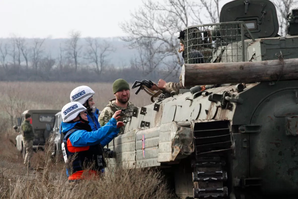 Observatorii Organizației pentru Securitate și Cooperare în Europa (OSCE) verifică arma unui soldat ucrainean în apropierea satului Bohdanivka, Ucraina, 9 noiembrie 2019.
