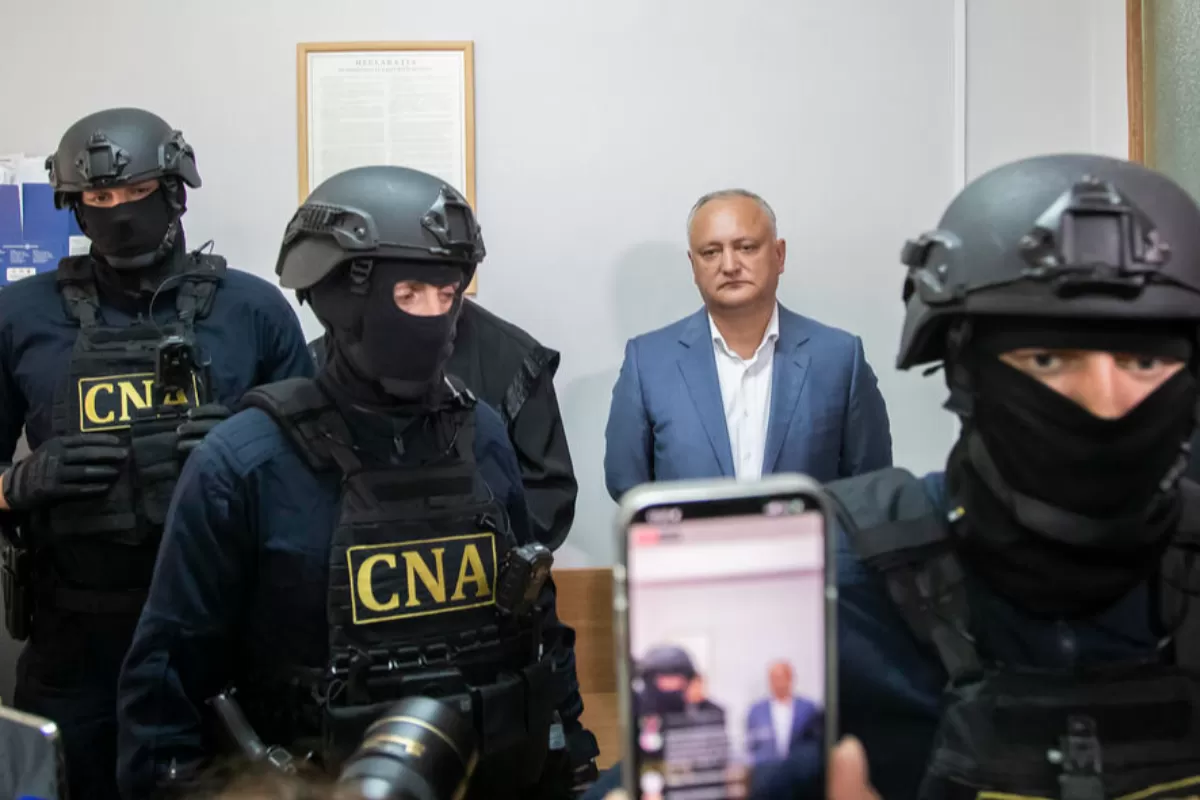 Fostul președinte al Republicii Moldova Igor Dodon este păzit de polițiști în timpul procesului de judecată la Chișinău, Moldova, 26 mai 2022.