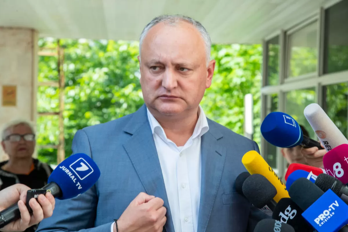 Fostul președinte al Moldovei Igor Dodon vorbește cu presa după ce a fost prezetat instanței la Chișinău, Moldova, 26 mai 2022.