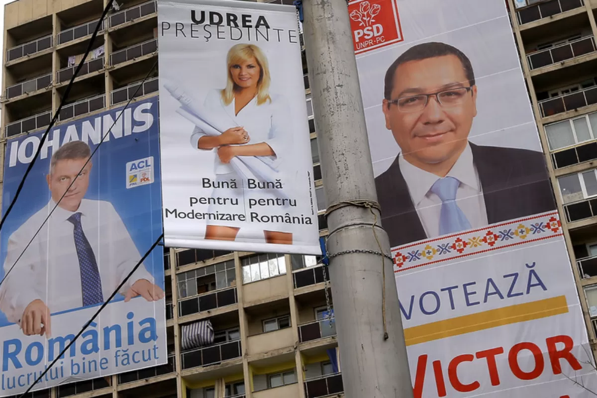 O vedere generală a trei afișe electorale prezidențiale din centrul Bucureștiului, România, 28 octombrie 2014.