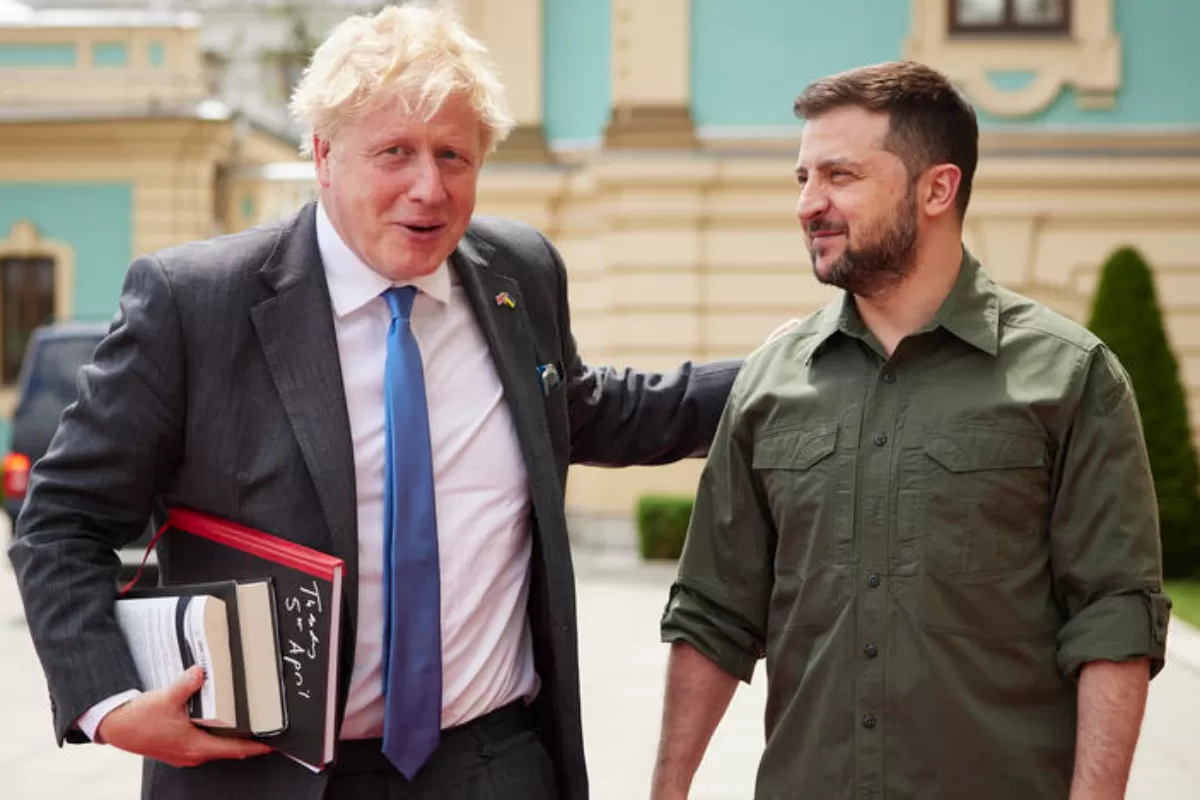 epa10018784 O fotografie plină pusă la dispoziție de Serviciul de presă prezidențial ucrainean îl arată pe președintele Volodimir Zelenski întâmpinându-l pe prim-ministrul britanic Boris Johnson înainte de o întâlnire la Kiev, Ucraina, 17 iunie 2022.