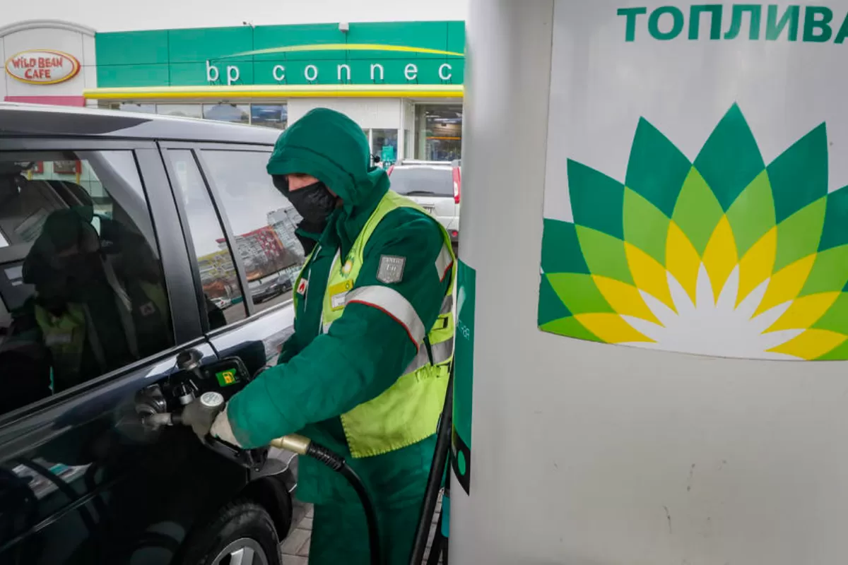 Un muncitor alimentează o mașină la o benzinărie BP din Moscova, Rusia, 4 martie 2022.