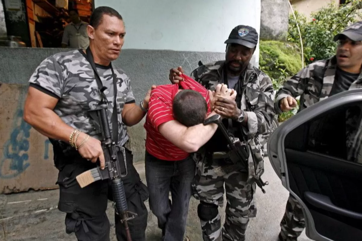 Poliția braziliană arestează un bărbat în timpul unui raid, care a implicat aproape 200 de ofițeri, într-un laborator de cocaină capabil să producă 750 de kilograme de drog lunar, Rio de Janeiro, Brazilia, 30 august 2007.
