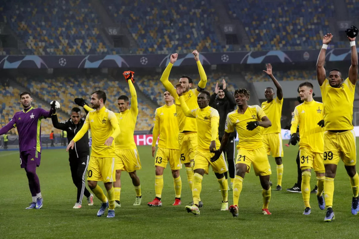 Jucătorii lui Sheriff sărbătoresc după meciul de fotbal din grupa D din UEFA Champions League dintre Șahtior Donețk și Sheriff Tiraspol la Kiev, Ucraina, 07 decembrie 2021.