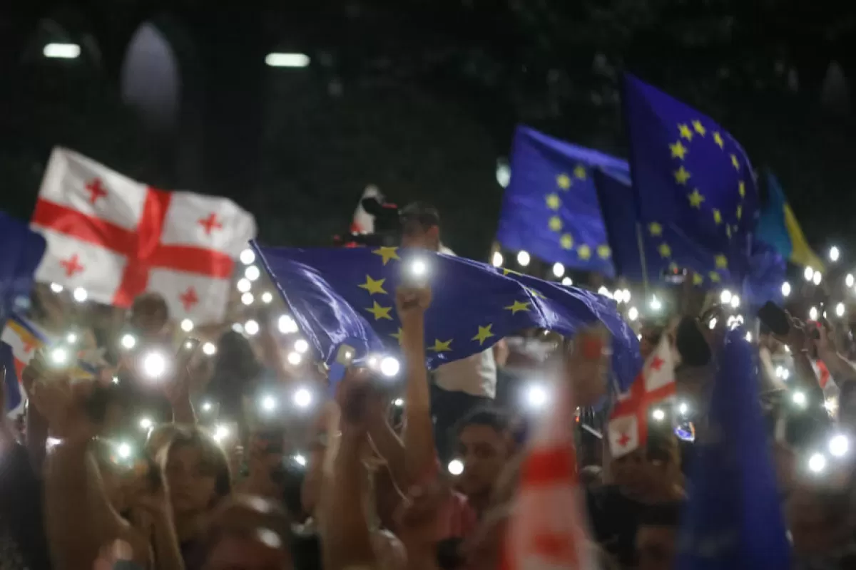 Oamenii participă la un „Marș pentru Europa” în sprijinul aderării țării la Uniunea Europeană, la Tbilisi, Georgia, 24 iunie 2022.