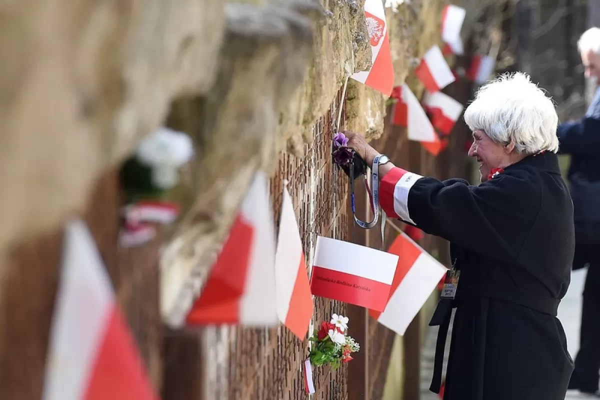 RĂZBOI ÎN UCRAINA: Rușii au scos drapelul polonez de la Katyn