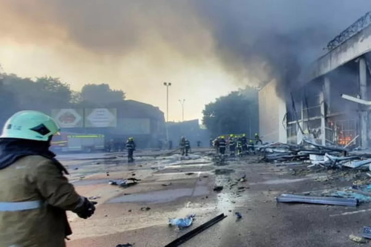 RĂZBOI ÎN UCRAINA: Un centru comercial din Ucraina a fost lovit cu rachete la o oră de vârf