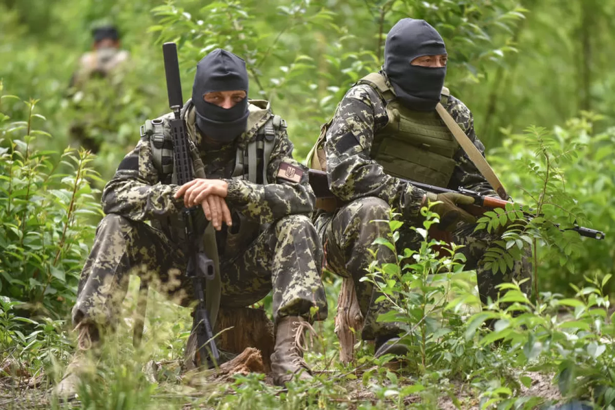 epa10018125 Membrii forțelor teritoriale de apărare după un antrenament de luptă în apropiere de Kiev