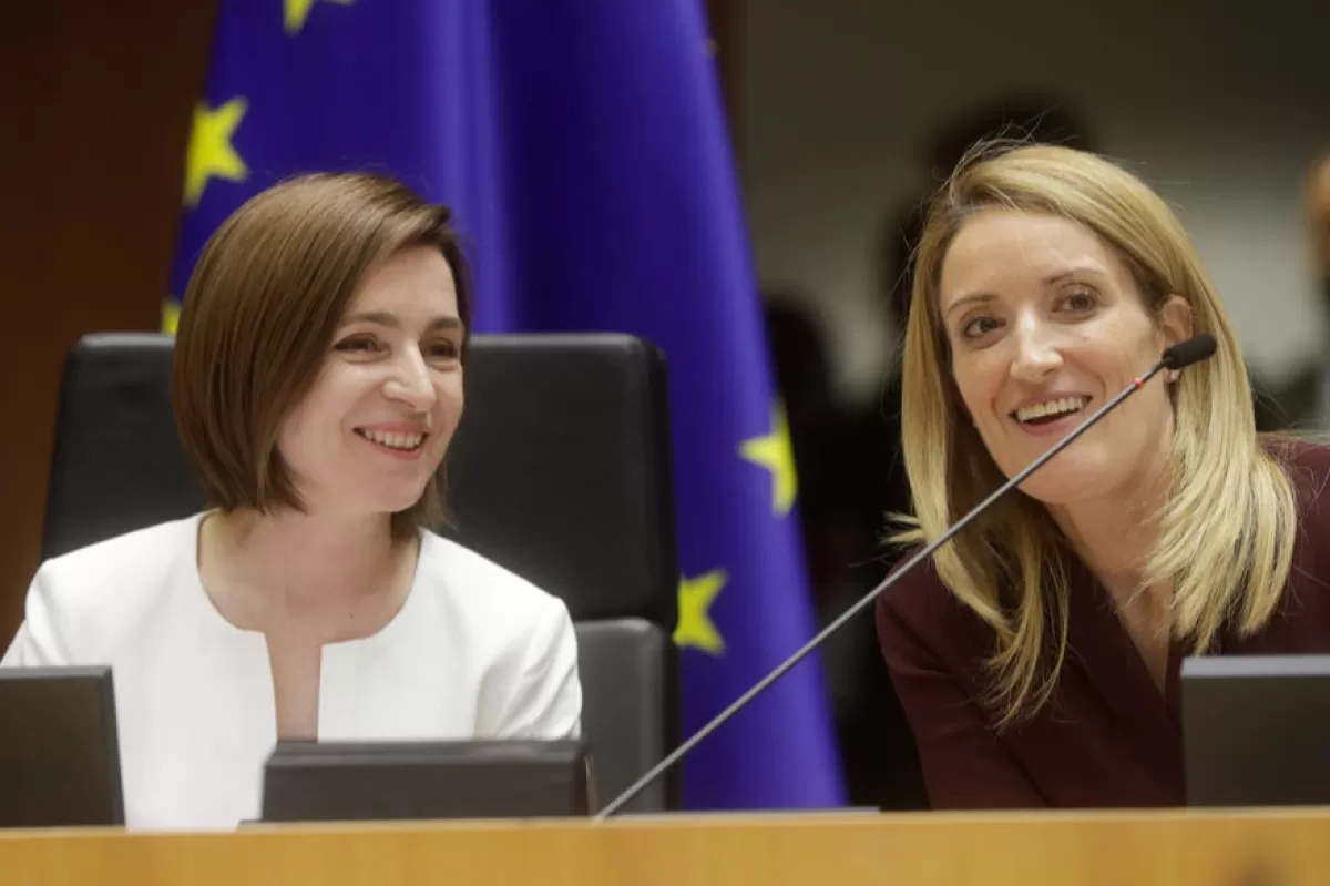 Moldovan President Maia Sandu (L) and European Parliament President Roberta Metsola (R) react during a plenary session of the European Parliament in Brussels, Belgium, 18 May 2022. 