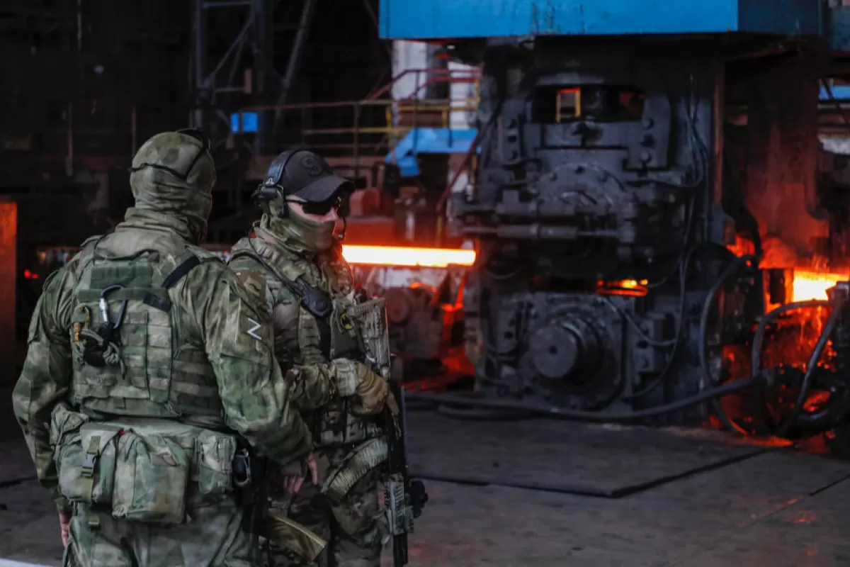 Militari ruși supraveghează un atelier de laminare a metalelor de calitate superioară al uzinii metalurgice din  Alcevsk, regiunea Luhansk, Ucraina, 11 iunie 2022.