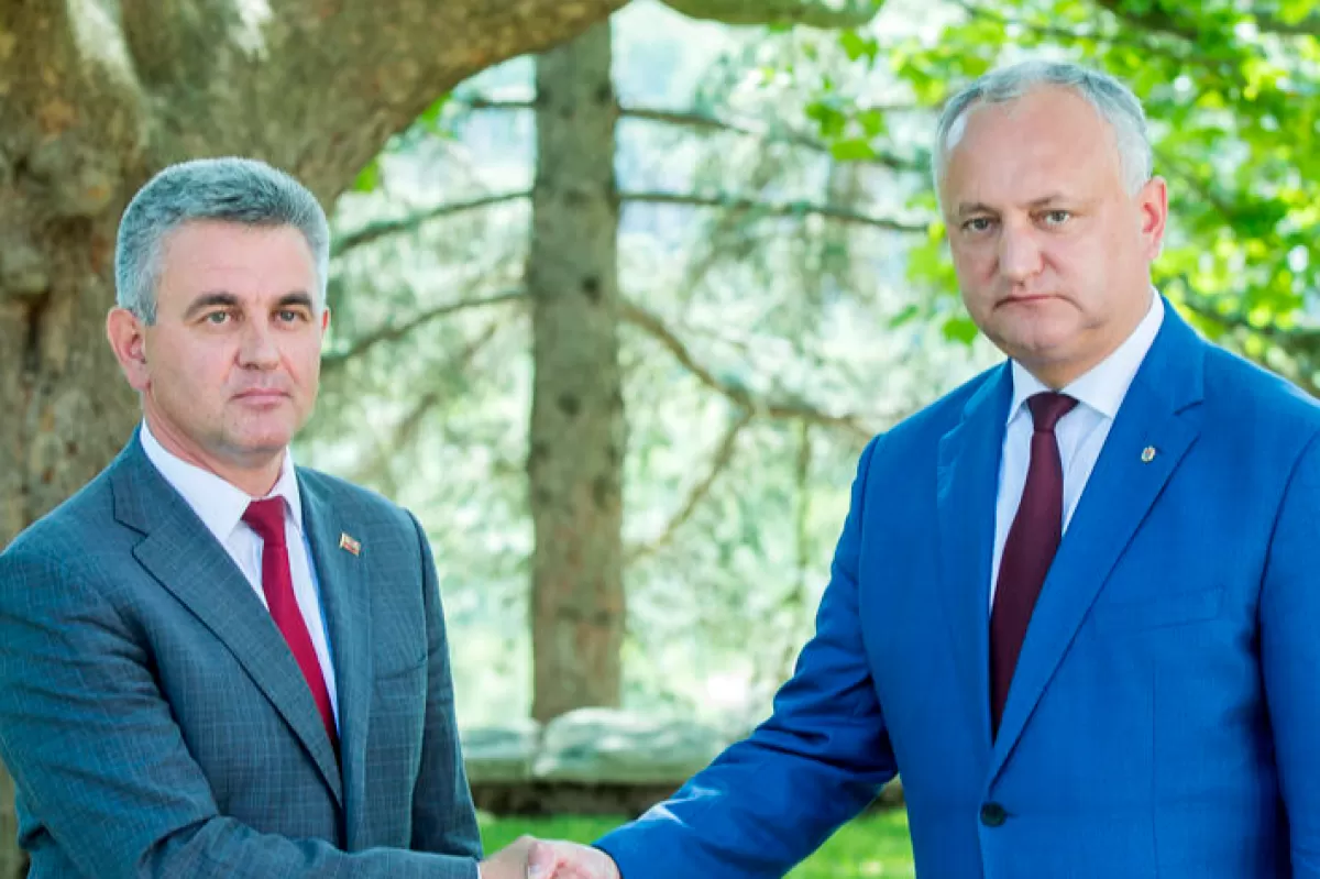 epa08570940 Liderul regiunii separatiste transnistrene a Moldovei, Vadim Krasnoselski la o întâlnire cu fostul președinte al Republicii Moldova, Igor Dodon.