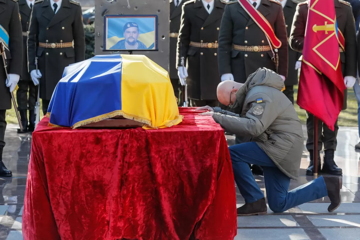 Ministrul ucrainean al Apărării Oleksii Reznikov îi aduce un omagiu lui Anton Sidorov, militarul ucrainean care ar fi fost ucis de bombardamente în estul Ucrainei, în timpul slujbei sale de înmormântare la sediul Ministerului Apărării din Kiev, Ucraina, 22 februarie 2022.