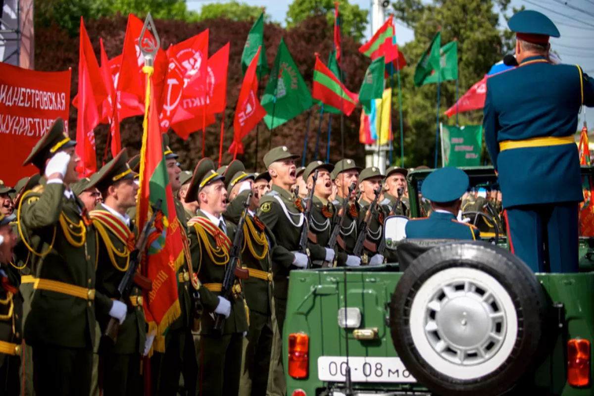Militari strigă un salut în timpul unei parade militare de „Ziua Victoriei”, care marchează cea de-a 69-a aniversare a victoriei Aliaților asupra Germaniei naziste în al Doilea Război Mondial, în centrul orașului Tiraspol, în Republica Transnistreană separatistă, la aproximativ 80 de kilometri sud-est de Chișinău, Moldova, la 09 mai 2014.